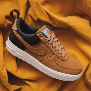 Sneaker trắng tối giản