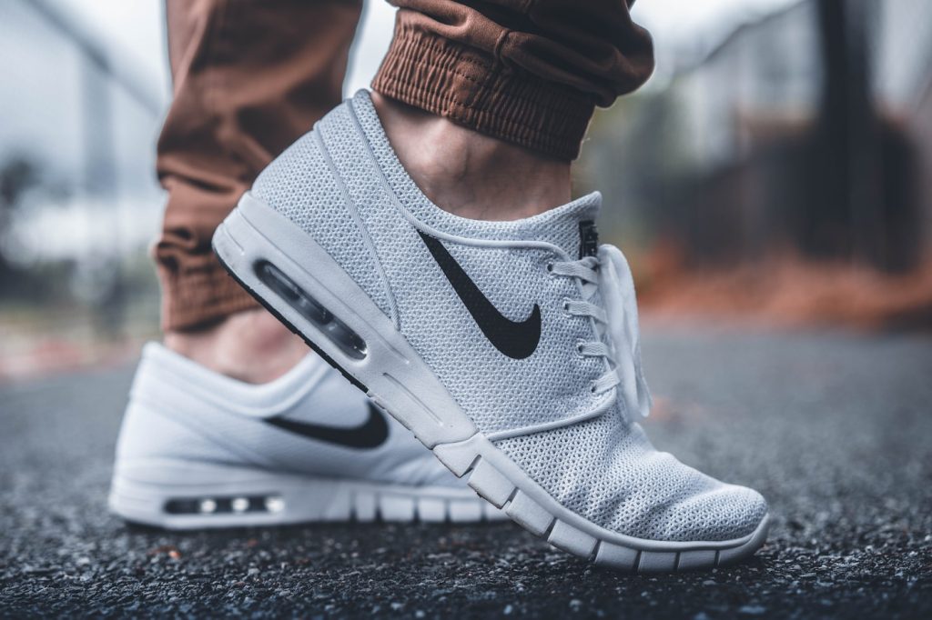 Giày sneaker trắng cho trang liên hệ