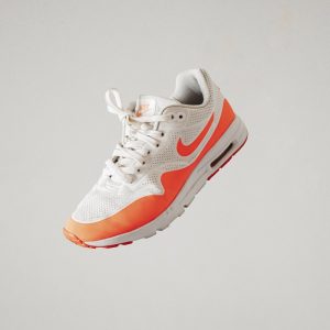 Nike Air Force 1 màu trắng nhìn nghiêng