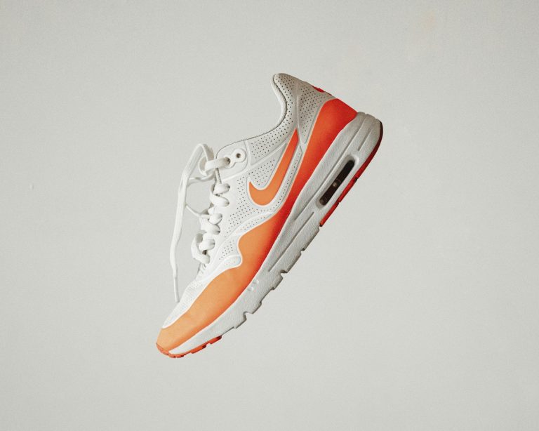 Review sneaker trắng cổ điển
